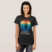 Chicken Whisperer with Retro Sunset  Backyard Chic T-Shirt (Vorne ganz)