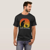 Chicken Whisperer with Retro Sunset Backyard Chic T-Shirt (Vorne ganz)