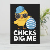 Chicks Dig Me Osterfest Die sonnige Eierjagd Einladung (Stehend Vorderseite)