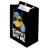 Chicks Dig Me Osterfest Die sonnige Eierjagd Mittlere Geschenktüte (Vorderseite Schrägansicht)