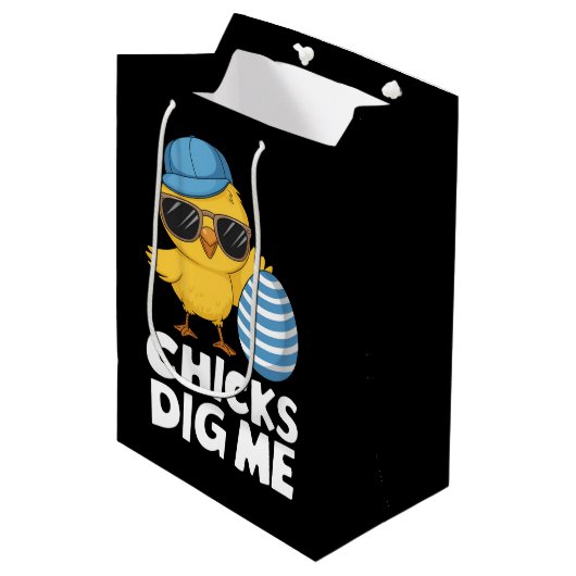 Chicks Dig Me Osterfest Die sonnige Eierjagd Mittlere Geschenktüte (Vorderseite Schrägansicht)
