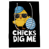 Chicks Dig Me Osterfest Die sonnige Eierjagd Mittlere Geschenktüte (Vorderseite)