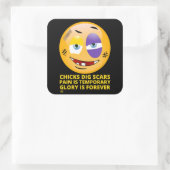 "CHICKS DIG SCARS" lustige Emoji Quadratischer Aufkleber (Tasche)