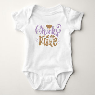 Chicks Rule Oaster Baby Strampler