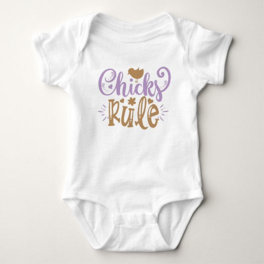 Chicks Rule Oaster Baby Strampler (Vorderseite)