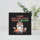 Chief Egg-secutive Meow-Nager Funny Easter Cat  Einladung (Stehend Vorderseite)