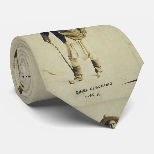 Chief Geronimo Stehend Portrait 1904 Krawatte (Gerollt)