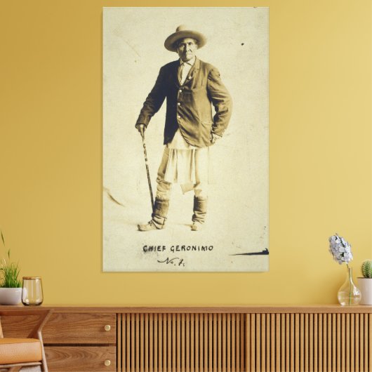 Chief Geronimo Stehend Portrait 1904 Leinwanddruck (Insitu (Wohnzimmer))