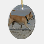 Chihuahua auf Strand Keramik Ornament (Rechts)