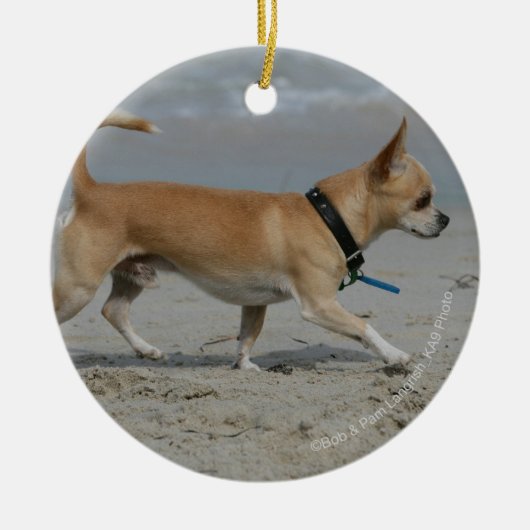 Chihuahua auf Strand Keramik Ornament (Vorne)