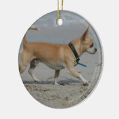 Chihuahua auf Strand Keramik Ornament (Links)