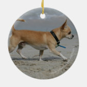 Chihuahua auf Strand Keramik Ornament (Hinten)