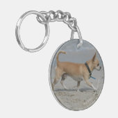 Chihuahua auf Strand Schlüsselanhänger (Vorderseite links)