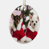 Chihuahua, der einen WeihnachtsAnzug sitzt und Keramik Ornament (Rechts)