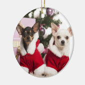 Chihuahua, der einen WeihnachtsAnzug sitzt und Keramik Ornament (Links)