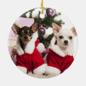 Chihuahua, der einen WeihnachtsAnzug sitzt und Keramik Ornament (Hinten)