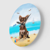 Chihuahua Dog am Strand Große Wanduhr (Winkel)