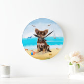 Chihuahua Dog am Strand Große Wanduhr (Zuhause)