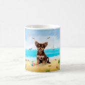Chihuahua Dog am Strand Kaffeetasse (Mittel)