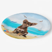 Chihuahua Dog am Strand Pappteller (Schrägansicht)