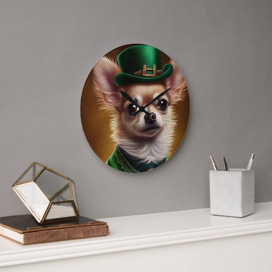 Chihuahua Dog in St. Patrick's Day Dress Große Wanduhr (Büro)