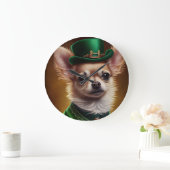 Chihuahua Dog in St. Patrick's Day Dress Große Wanduhr (Zuhause)