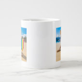 Chihuahua Hund am Strand Jumbo-Tasse (Vorderseite)