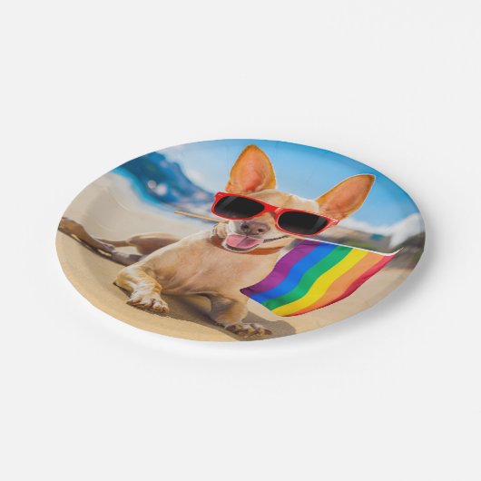 Chihuahua Hund am Strand Pappteller (Schrägansicht)