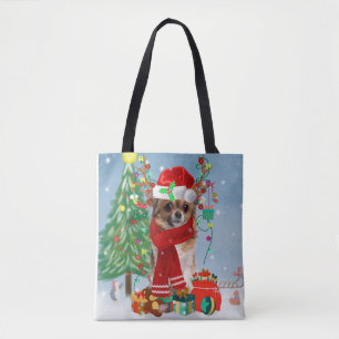 Chihuahua Hund im Schnee mit Weihnachtsgeschenken Tasche