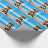 Chihuahua Hund sitzt am tropischen Strand Geschenkpapier (Ecke)