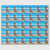 Chihuahua Hund sitzt am tropischen Strand Geschenkpapier (Flach)