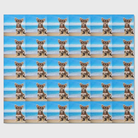 Chihuahua Hund sitzt am tropischen Strand Geschenkpapier (Flach)