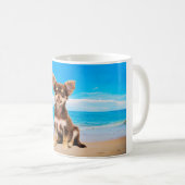 Chihuahua Hund sitzt am tropischen Strand Kaffeetasse (VorderseiteRechts)