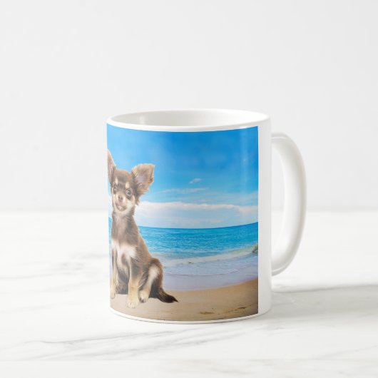 Chihuahua Hund sitzt am tropischen Strand Kaffeetasse (VorderseiteRechts)