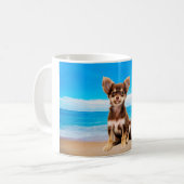 Chihuahua Hund sitzt am tropischen Strand Kaffeetasse (Vorderseite Links)