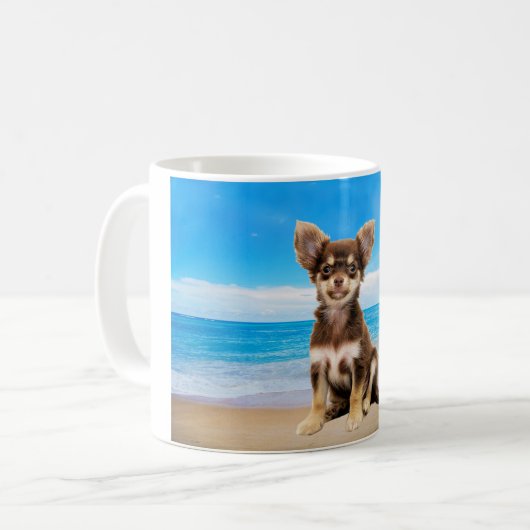 Chihuahua Hund sitzt am tropischen Strand Kaffeetasse (Vorderseite Links)