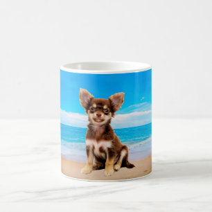 Chihuahua Hund sitzt am tropischen Strand Kaffeetasse