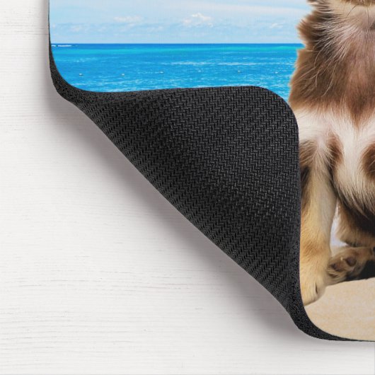 Chihuahua Hund sitzt am tropischen Strand Mousepad (Ecke)