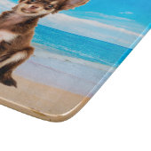 Chihuahua Hund sitzt am tropischen Strand Schneidebrett (Ecke)