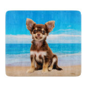 Chihuahua Hund sitzt am tropischen Strand Schneidebrett (Vorderseite)