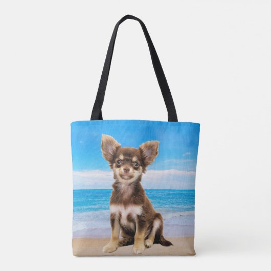 Chihuahua Hund sitzt am tropischen Strand Tasche (Rückseite)