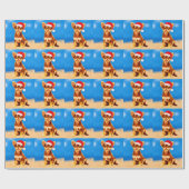 Chihuahua Hund sitzt am Weihnachtshut am Strand Geschenkpapier (Flach)