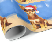 Chihuahua Hund sitzt am Weihnachtshut am Strand Geschenkpapier (Rolleneckpunkt)