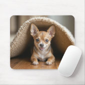 Chihuahua Hund unter einer Beige-Rug Mousepad (Mit Mouse)