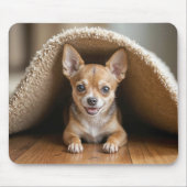 Chihuahua Hund unter einer Beige-Rug Mousepad (Vorne)