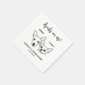 Chihuahua-Hunde sehen sich Haustiergetränke bei Ho Serviette (Ecke)