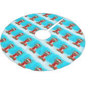Chihuahua im Schnee mit Weihnachtsgeschenken Polyester Weihnachtsbaumdecke (Schrägansicht)
