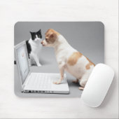Chihuahua in den Bildschirm eines Laptops schauen Mousepad (Mit Mouse)