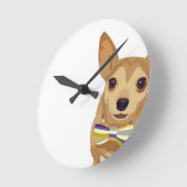 Chihuahua in einem Bowtie auf weißem Hintergrund Runde Wanduhr (Winkel)