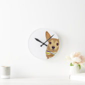 Chihuahua in einem Bowtie auf weißem Hintergrund Runde Wanduhr (Zuhause)